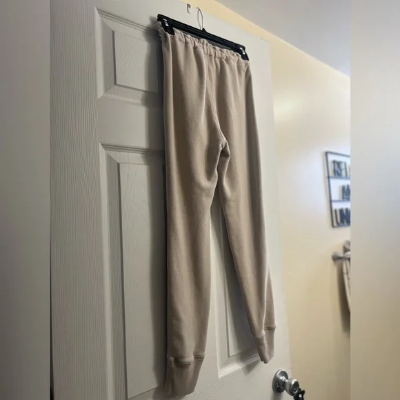 A&F Soft A&F collection Cloud Joggers Cream - Picture 8 of 9